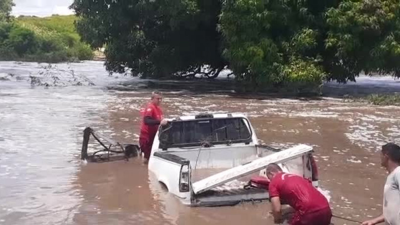 As buscas foram realizadas no local onde carros foram arrastados