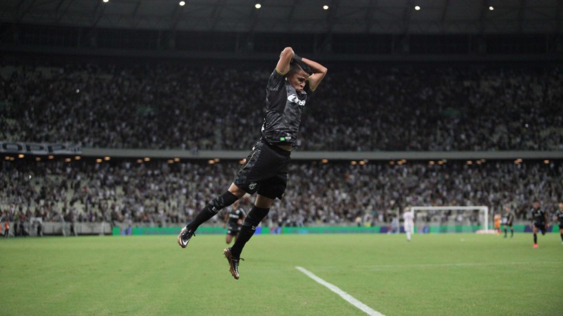 Erick, jogador do Ceará, comemorando gol no Jogo pela copa do nordeste contra o Sergipe, na Arena Castelão.