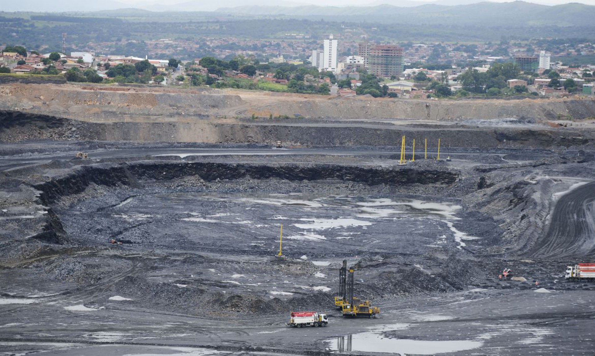 A mineração no chamado Morro do Ouro, liderada pela empresa canadense Kinross Gold Corporation, representa a principal atividade industrial para a geração de emprego e renda na região (José Cruz/Agência Brasil)