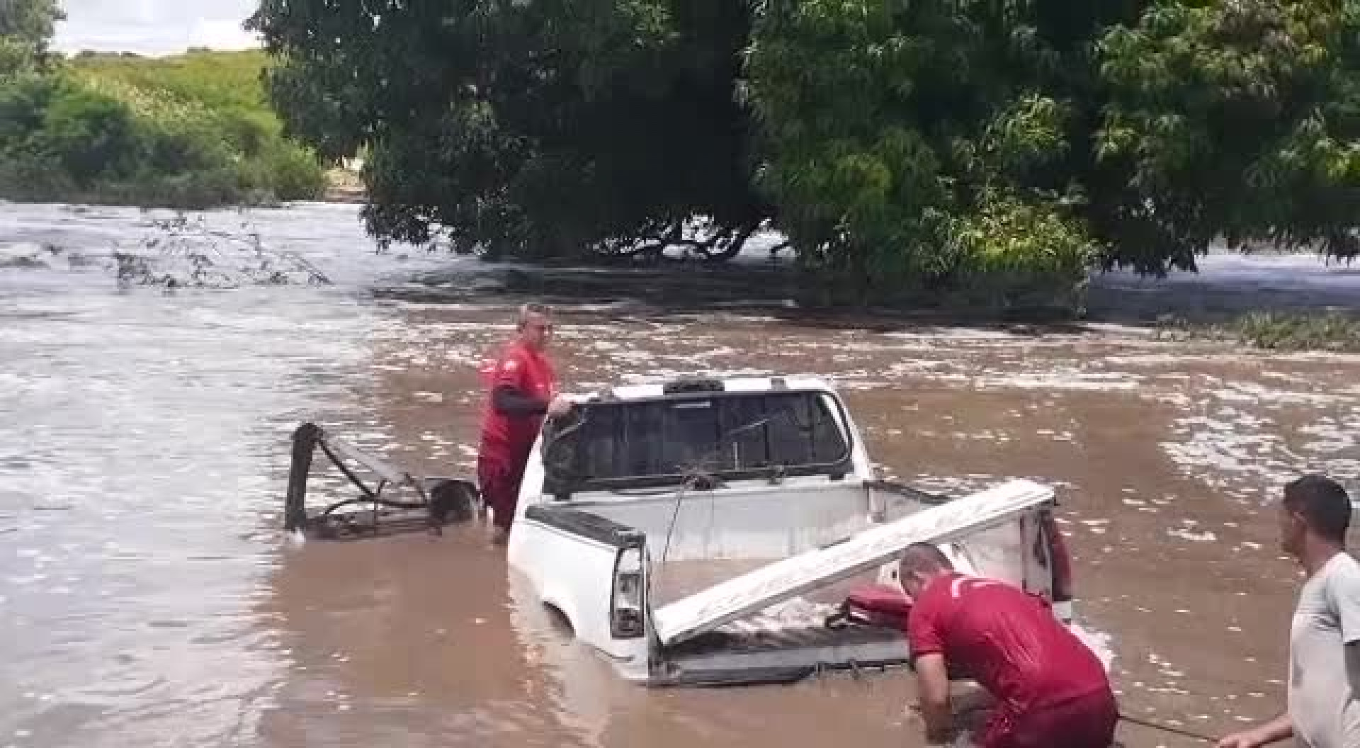 As buscas foram realizadas no local onde carros foram arrastados 