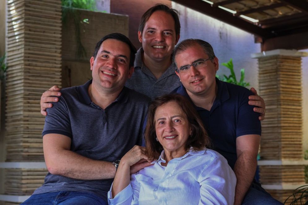 Noélia é puro amor e gratidão aos filhos por terem ajudo a construir seu grande sonho de ter um loja(Foto: AURÉLIO ALVES)