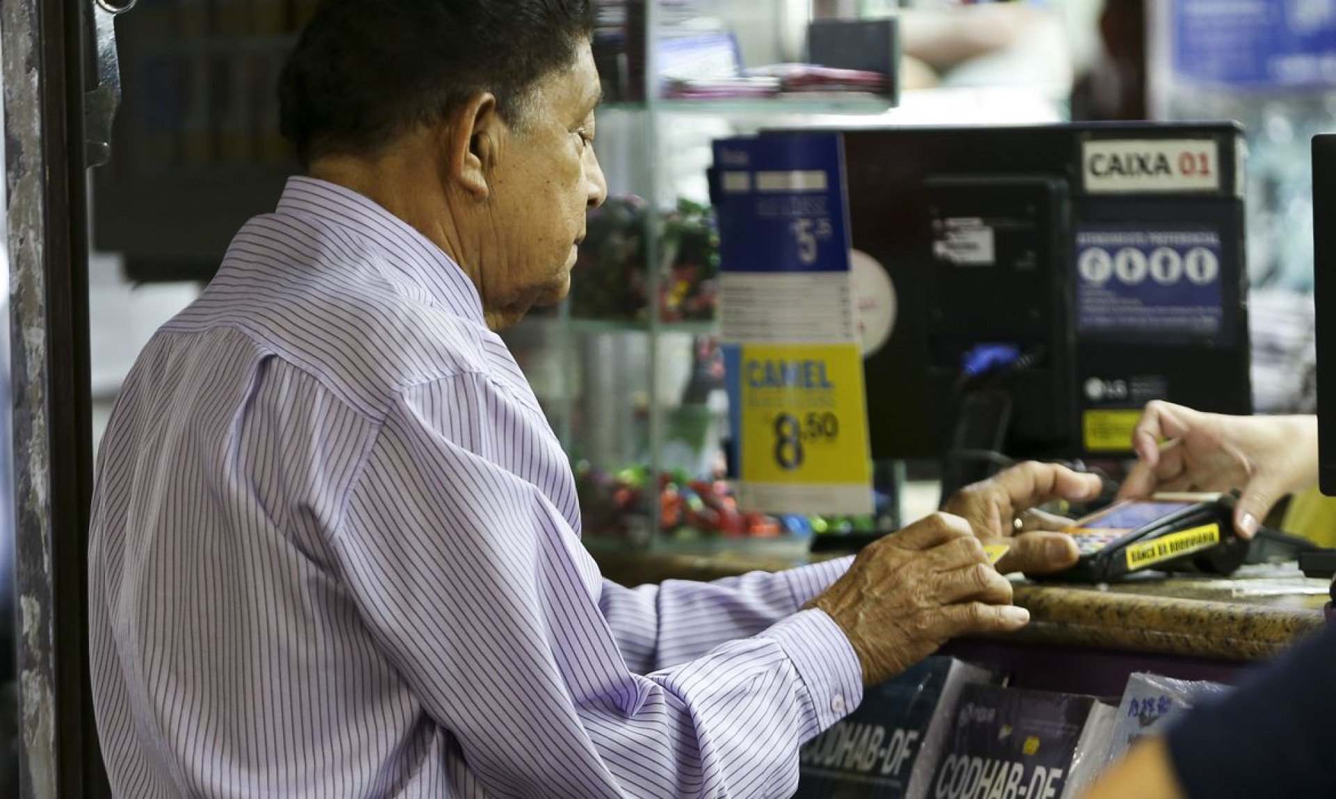 ￼TETO dos juros para o cartão de crédito consignado caiu de 2,61% para 2,55% ao mês. (Foto: Marcelo Camargo/Agência Brasil)