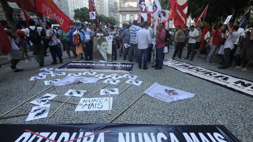 Rio de Janeiro - Passeata de estudantes, movimento sociais, sindicais e partidos de esquerda em repúdio ao golpe militar de 1964 percorre a Avenida Rio Branco para cobrar justiça pelas vítimas da ditadura e punição aos torturadores.