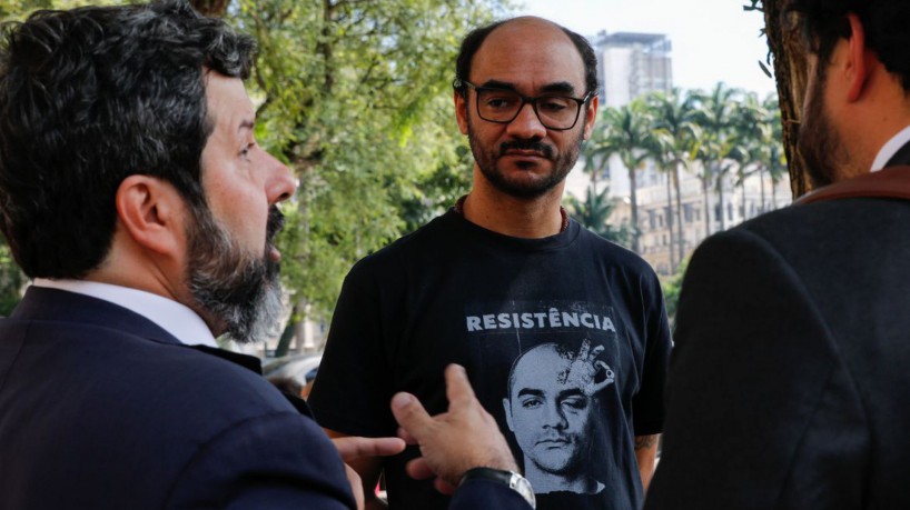 São Paulo (SP), 29/03/2023 - O fotógrafo Sérgio Silva, que perdeu a visão ao ser alvejado por bala de borracha num protesto em 2013, e seu advogado, Maurício Vasques, no Palácio da Justiça, onde teve  novo julgamento adiado pelo Tribunal de Justiça de São Paulo.  Foto: Fernando Frazão/Agência Brasil