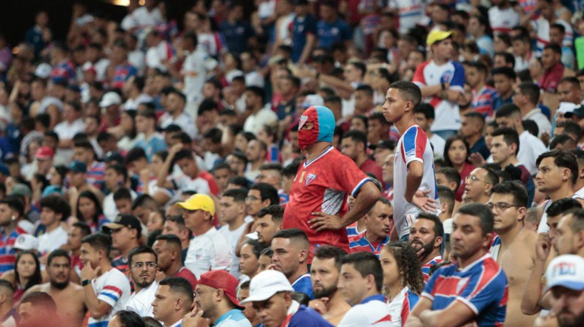 Torcida do Fortaleza angustiada pela derrota parcial para o Ceará no primeiro tempo da semifinal da Copa do Nordeste 