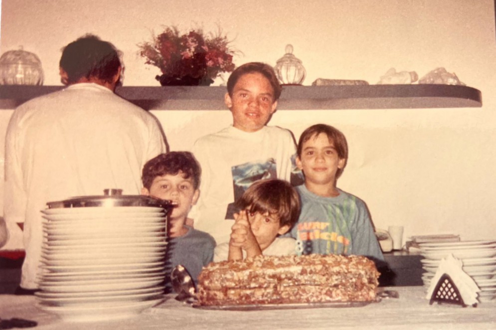 Noélia começou fazendo bolos e salgados para as festinhas dos filhos, em casa, onde a família e os amigos degustavam os quitutes(Foto: Arquivo Pessoal/Noélia Fontenele)