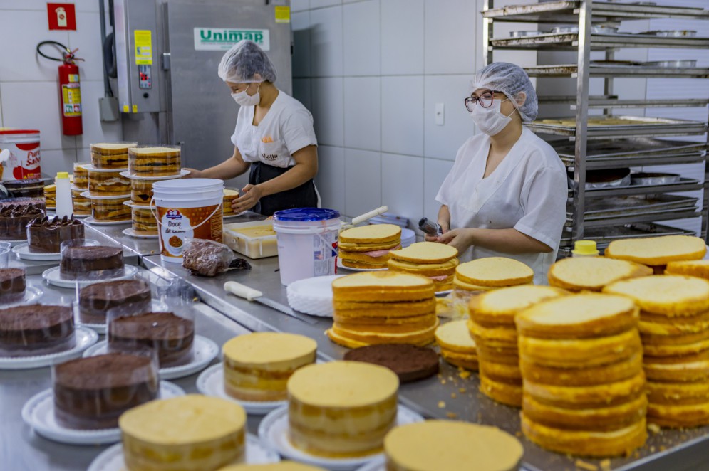 O Bolo da Vó teve como inspiração uma receita da família e oferece memória afetiva aos clientes(Foto: FCO FONTENELE)