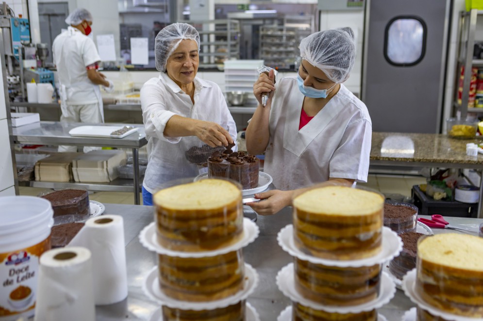 Noélia Fontenelle tem um papel institucional forte dentro empresa e de relevância com os funcionários. Adora criar e testar novas receitas(Foto: FCO FONTENELE)