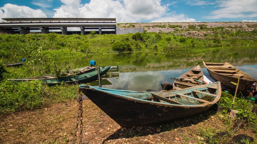 BANABUIÚ, CEARÁ, 29-03-2023: Barragem de Banabuiú sofre com a baixa do nível da água. Na localicade há a instalação da Hidrelétrica de Banabuiú, que segue paralizada em razão das secas.. (Foto: Fernanda Barros/ O Povo).