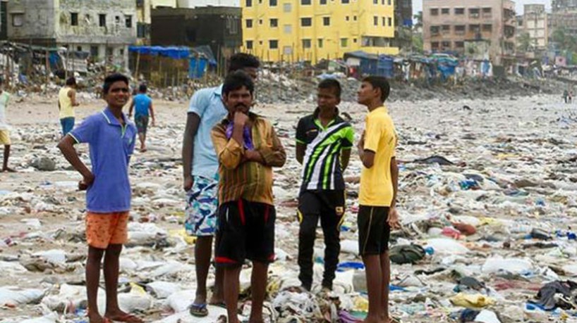 Mundo joga um caminhão de lixo, por minuto, nos oceanos