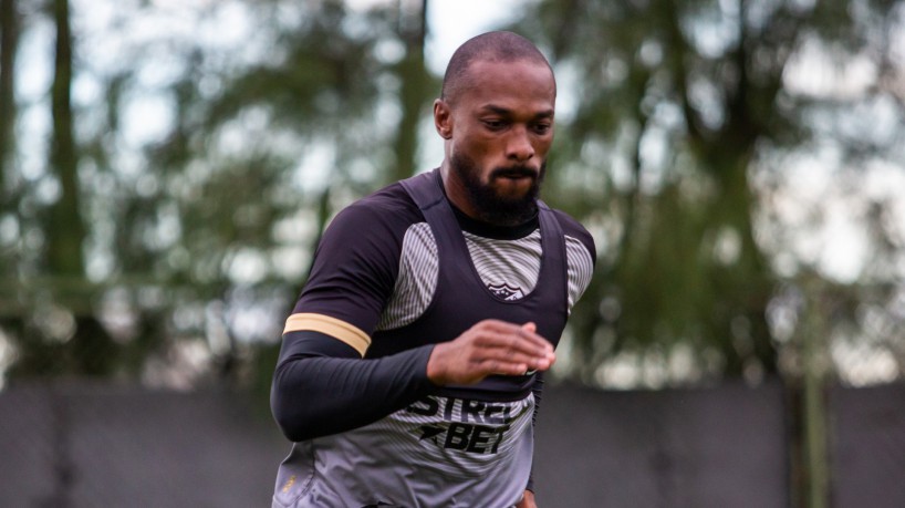 Zagueiro Luiz Otávio em treino do Ceará no estádio Carlos de Alencar Pinto, em Porangabuçu