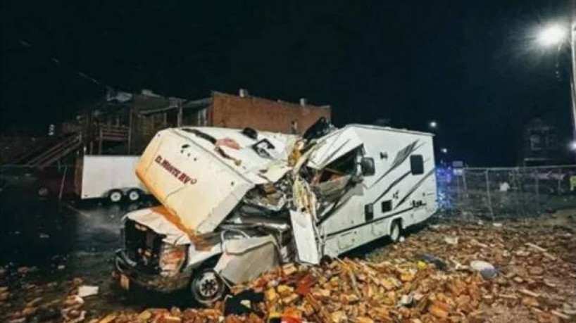 O músico Estevam Romera, da banda Crypta, divulga foto que mostra o carro do grupo destruído após passagem de um tornado no estado de Illinois, nos Estados Unidos. 