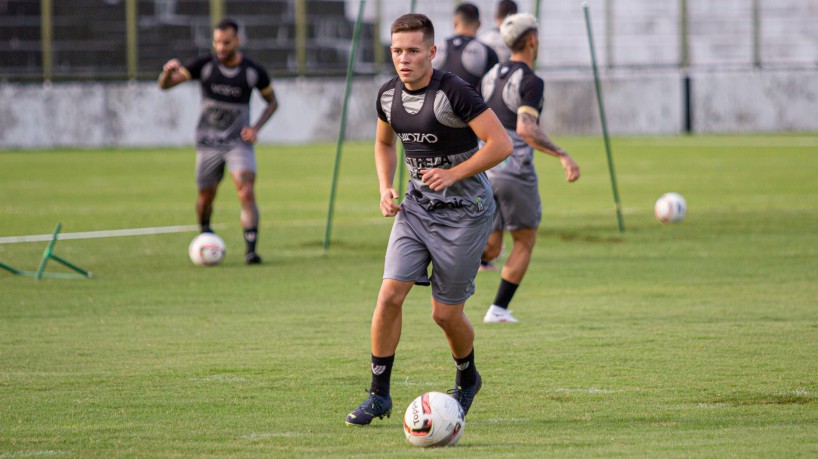 Meia Pedro Lucas em treino do Ceará no estádio Carlos de Alencar Pinto, em Porangabuçu