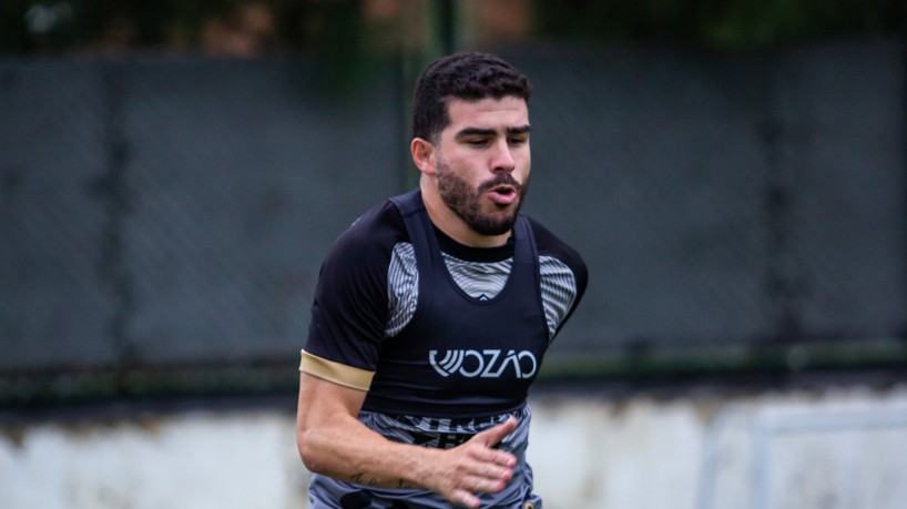 Volante Richardson em treino do Ceará no estádio Carlos de Alencar Pinto, em Porangabuçu