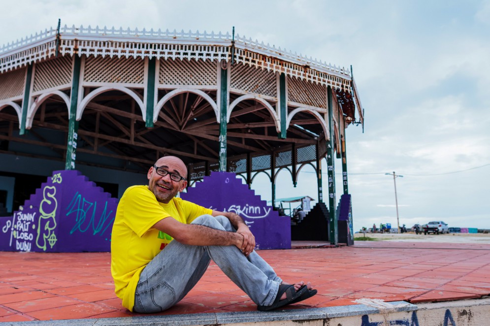  Sérgio Rocha, geógrafo, guarda memórias afetivas do mar no bairro onde nasceu e foi criado (Foto: AURÉLIO ALVES)