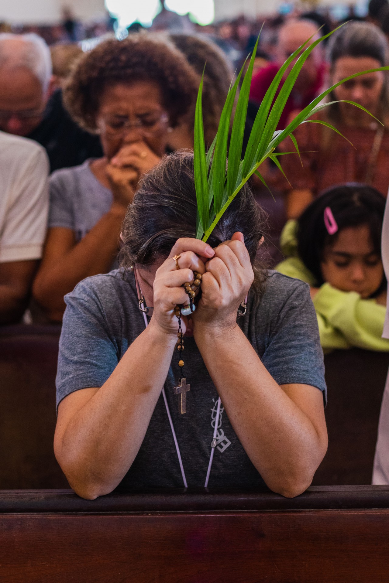 FORTALEZA, CEARÁ, 02-04-2023: Missa de Ramos, na Catedral de Fortaleza. A celebração foi marcada com chuvas e cancelamento da procissão. (Foto: Fernanda Barros/ O Povo).