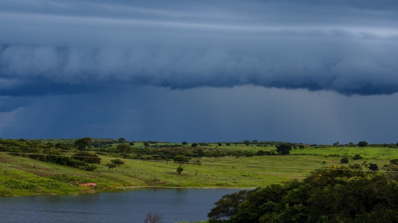 CE, BRASIL, 03.04.2023: Chuva no interior do estado do Ceará. Nuvem formada com grande chuva. Chuva na estrada. (Foto: Aurélio Alves)