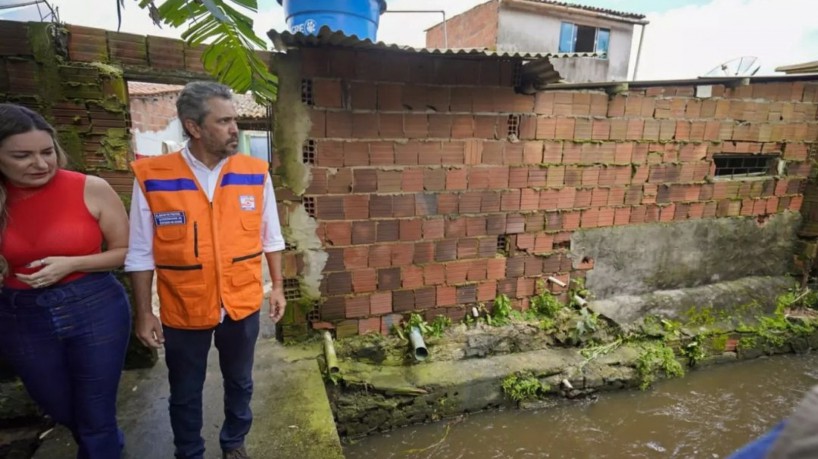 ￼O GOVERNADOR Elmano de Freitas e a senadora Augusta Brito em área que sofreu alagamento