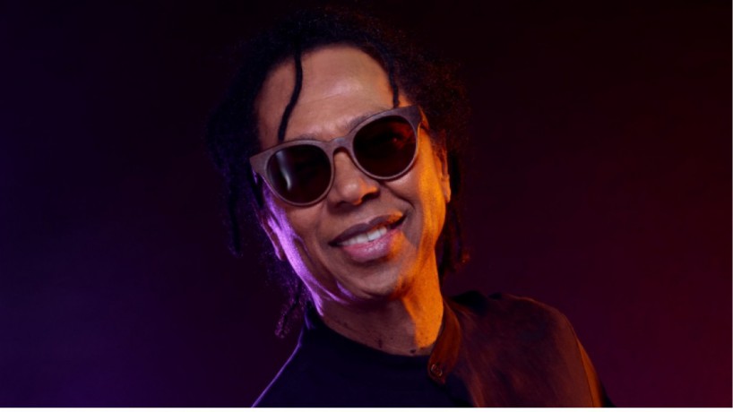 Djavan fará show gratuito em Fortaleza durante comemoração do aniversário da Capital; cearense Makem também se apresentará no evento que ocorre no Aterro da Praia de Iracema