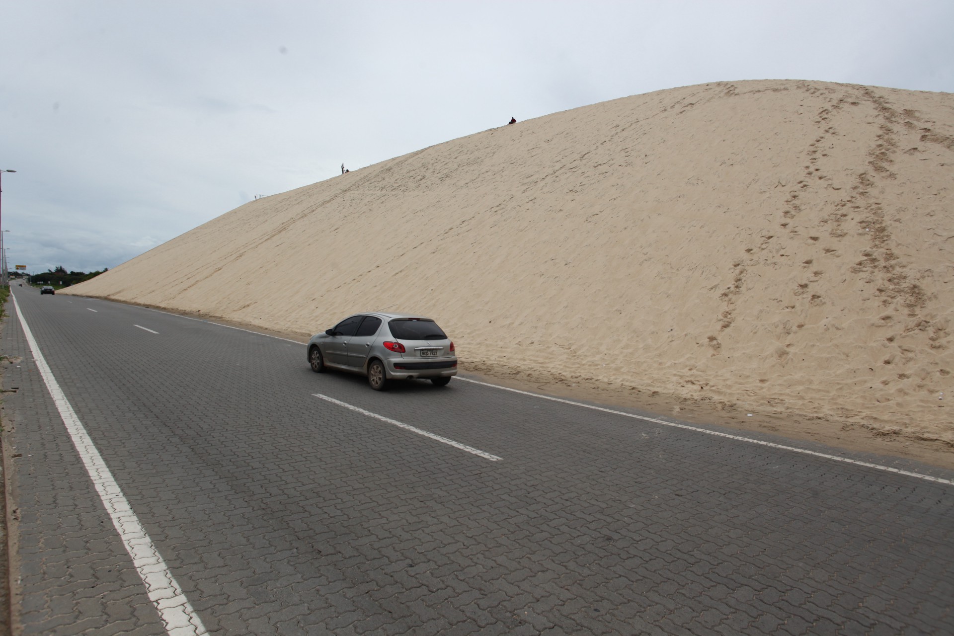 ￼CE-010, inaugurada pelo governo do Estado em 2018, atravessa o caminho das dunas da Sabiaguaba  (Foto: FÁBIO LIMA)