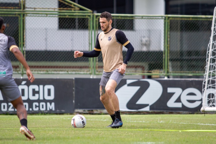 Zagueiro Tiago Pagnussat em treino do Ceará no estádio Carlos de Alencar Pinto, em Porangabuçu