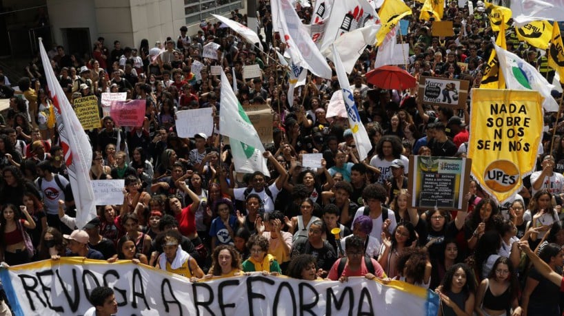 São Paulo (SP), 15/03/2023 - Estudantes secundaristas protestam nas ruas pedindo a revogação do Novo Ensino Médio. Foto: Fernando Frazão/Agência Brasil