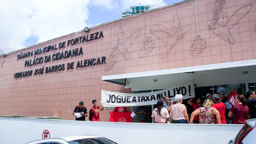 Protesto contra a Taxa do Lixo na Câmara Municipal de Fortaleza