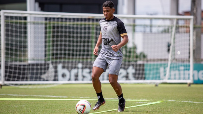 Atacante Pedrinho em treino do Ceará no estádio Carlos de Alencar Pinto, em Porangabuçu