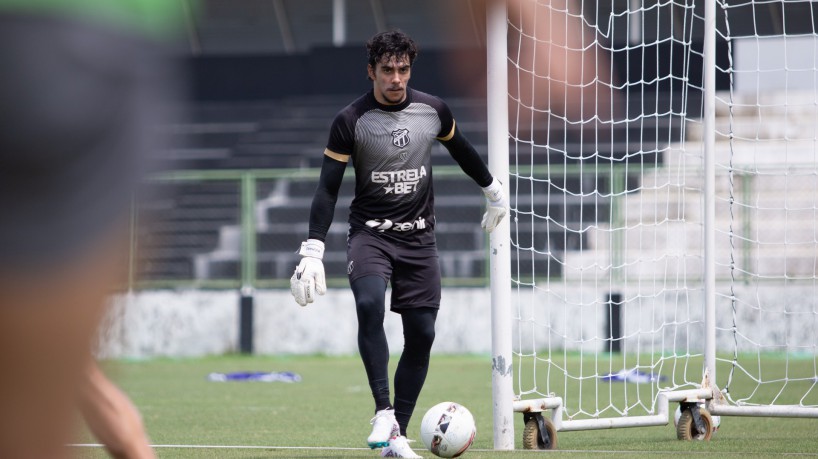 Goleiro Richard em treino do Ceará no estádio Carlos de Alencar Pinto, em Porangabuçu