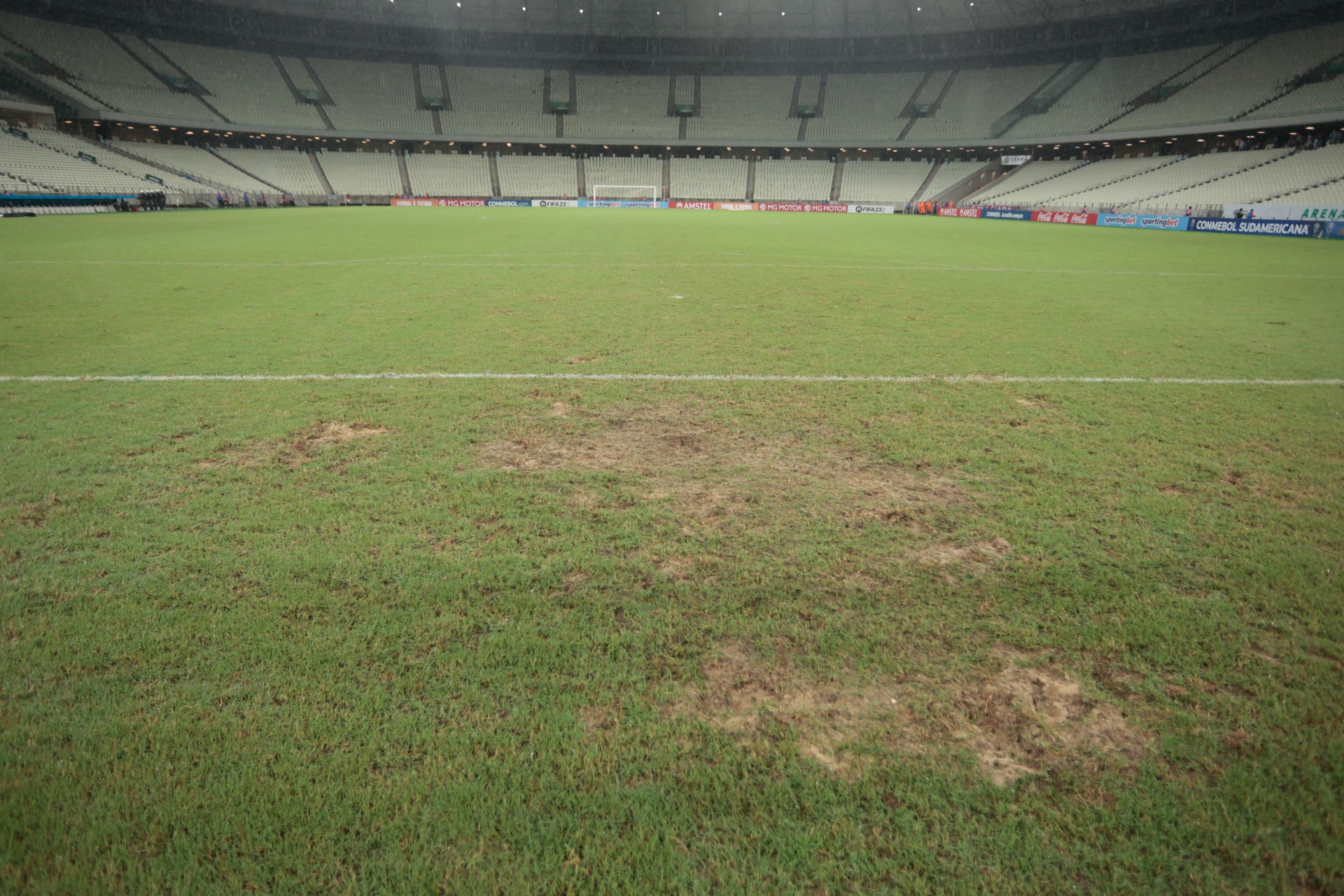 Gramado do Castelão após o jogo Fortaleza x Palestino-CHI (Foto: FCO FONTENELE)