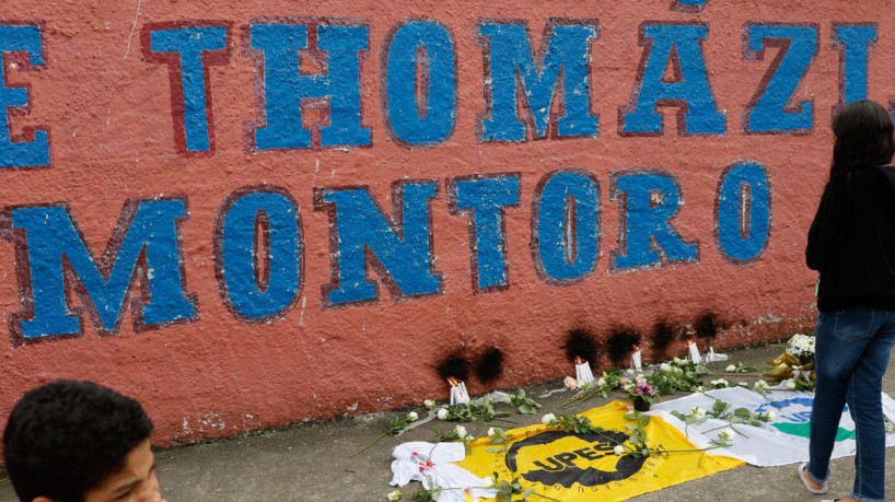 São Paulo (SP), 28/03/2023 - Alunos da escola estadual Thomazia Montoro e secundaristas do movimento estudantil prestam homenagens às vítimas do ataque, na porta da escola, em Vila Sônia. Foto: Fernando Frazão/Agência Brasil