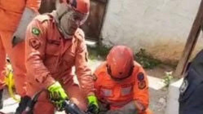 Corpo de Bombeiros trabalhando para retirar a droga de dentro do pneu de caminhão abordado pela PRF