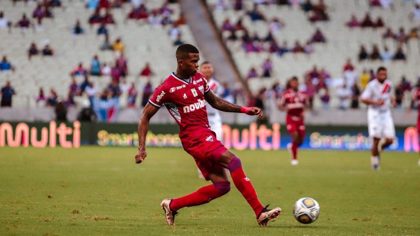 Zagueiro Ceballos no jogo Fortaleza x Ferroviário, na Arena Castelão, pela Copa do Nordeste 2023