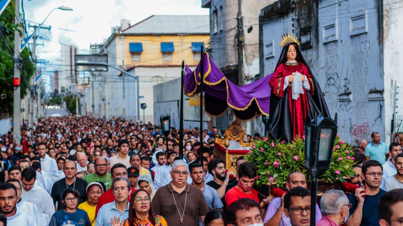 FORTALEZA,CE, BRASIL, 07.04.2023: Procissão do Cristo morto com saida e retorno da Catedral, fieis foram as ruas para fazer sua semana santa. (Foto: Aurélio Alves)