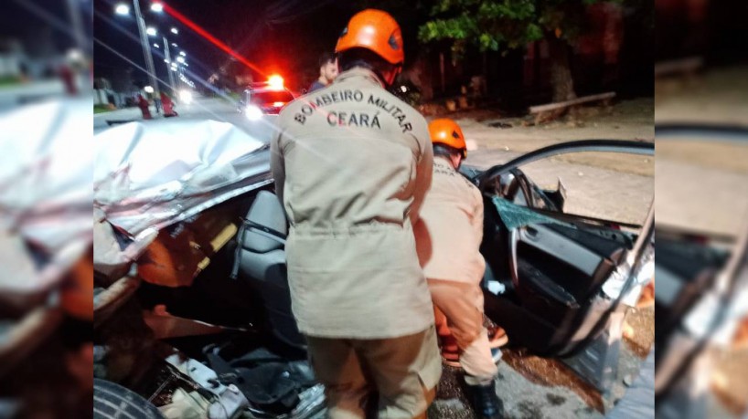 Bombeiros atenderam ocorrência e tiraram vitíma das ferragens em acidente nesta sexta-feira, 7, em Itapipoca