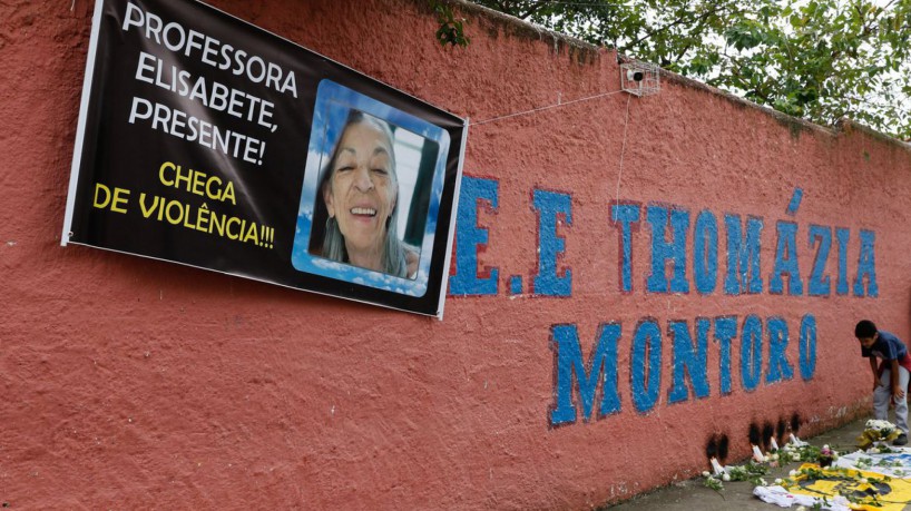 São Paulo (SP), 28/03/2023 - Alunos da escola estadual Thomazia Montoro e secundaristas do movimento estudantil prestam homenagens às vítimas do ataque, na porta da escola, em Vila Sônia. Foto: Fernando Frazão/Agência Brasil