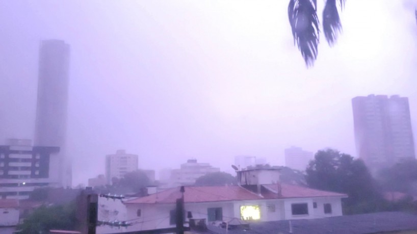 Madrugada em Fortaleza teve trovões e relâmpagos; Ceará registrou chuva em quase todas as macrorregiões