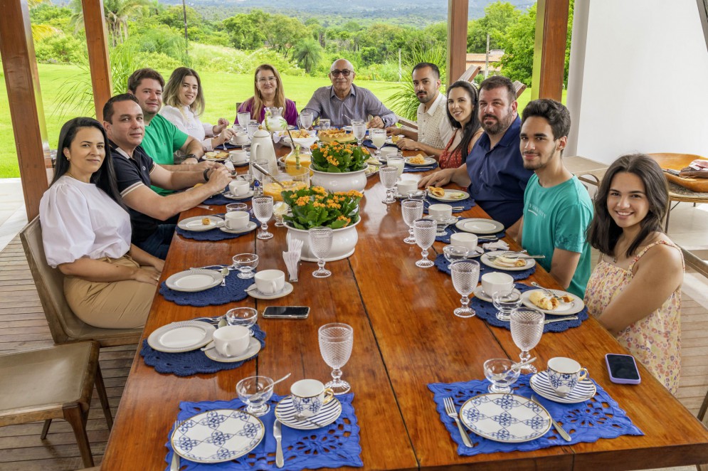 Assis Mangueira, proprietário da Empresa Sabão Juá, reunido com a família em sua residência(Foto: FCO FONTENELE)