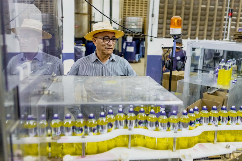 Assis faz questão de ir na produção dos produtos diariamente(Foto: FCO FONTENELE)