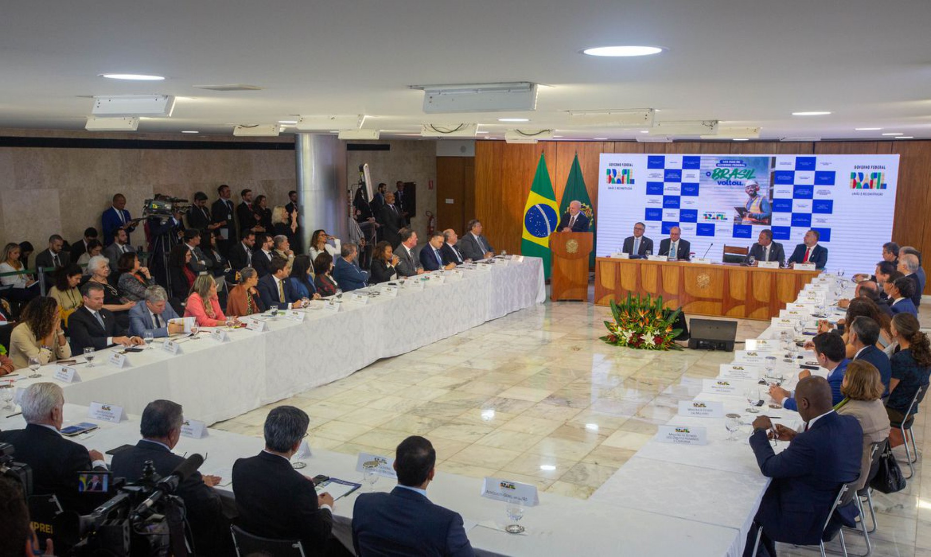 Presidente Luiz Inácio Lula da Silva coordena reunião de balanço dos 100 dias de governo. Todos os ministros participam do encontro