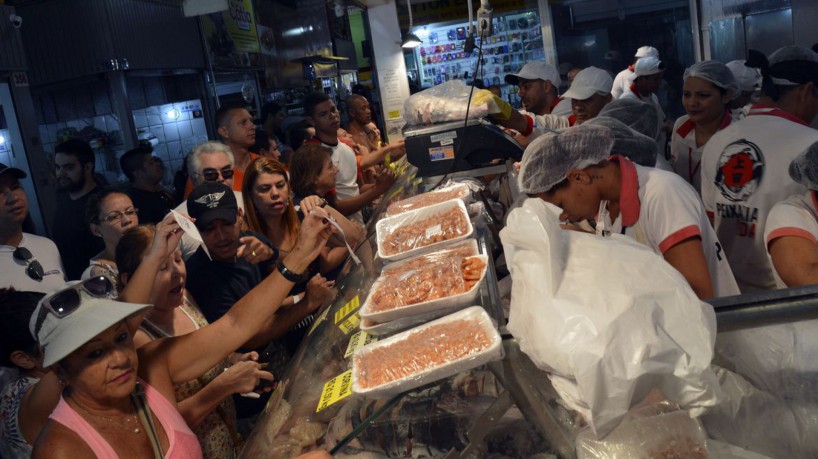 Brasília -  A tradição de comer peixe na sexta-feira Santa, leva consumidores aos mercados de peixe na capital (José Cruz/Agência Brasil)