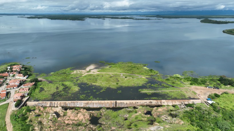 Açude Araras, quarto maior do Ceará, começa a sangrar