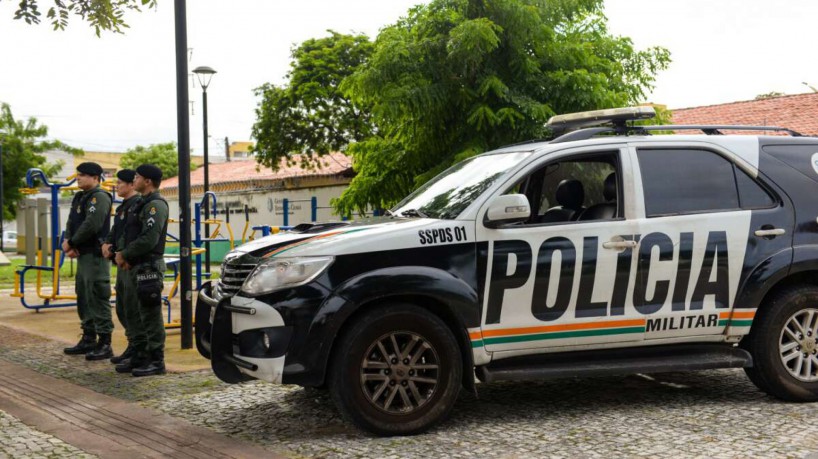 ￼PMs em pontos-base em frente de uma escola no Ceará