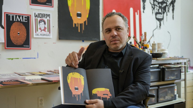 O cubano Edel Rodriguez mostra uma de suas ilustrações sobre Trump