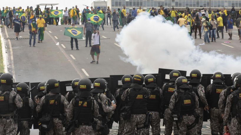 Manifestantes apoiadores de Bolsonaro em ato contra governo Lula no dia 8 de janeiro 2023