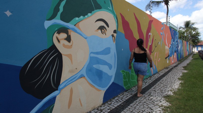 FORTALEZA, CE, BRASIL,12.04.2023: Muro do hospital geral Waldemar Alcântara ganha novas cores e desenhos.