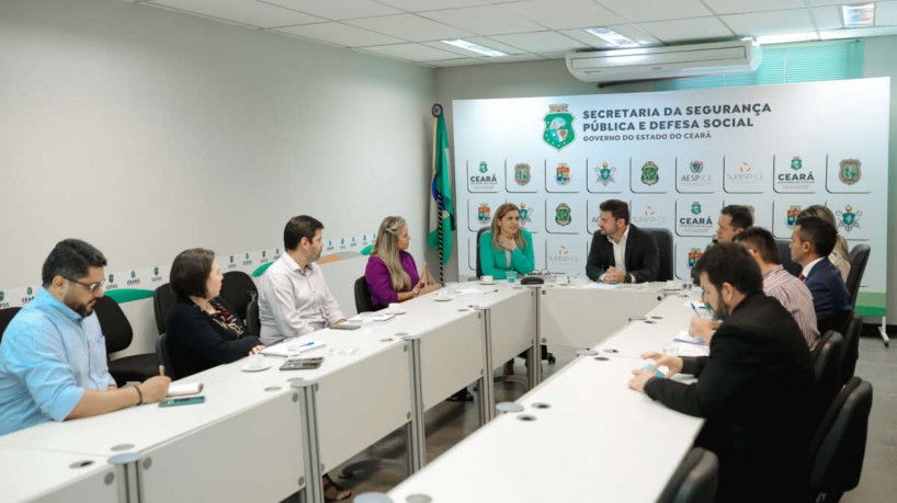 Foto da reunião entre representantes da SSPDS e Seduc para debater as supostas ameaças de ataques a escolas no Estado