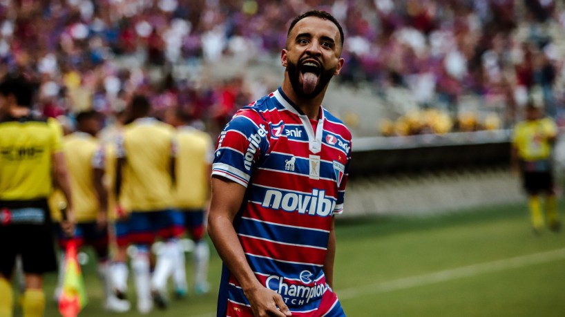 Volante Caio Alexandre comemora gol no jogo Fortaleza x Ceará, na Arena Castelão, pelo Campeonato Cearense 2023