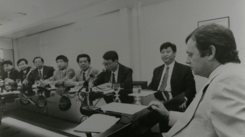 TASSO, ao lado de Xi, em reunião em 1996