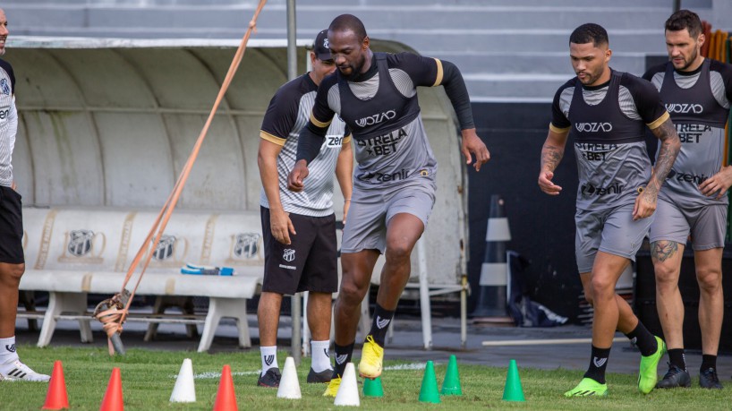 Zagueiro Luiz Otávio em treino do Ceará no estádio Carlos de Alencar Pinto, em Porangabuçu